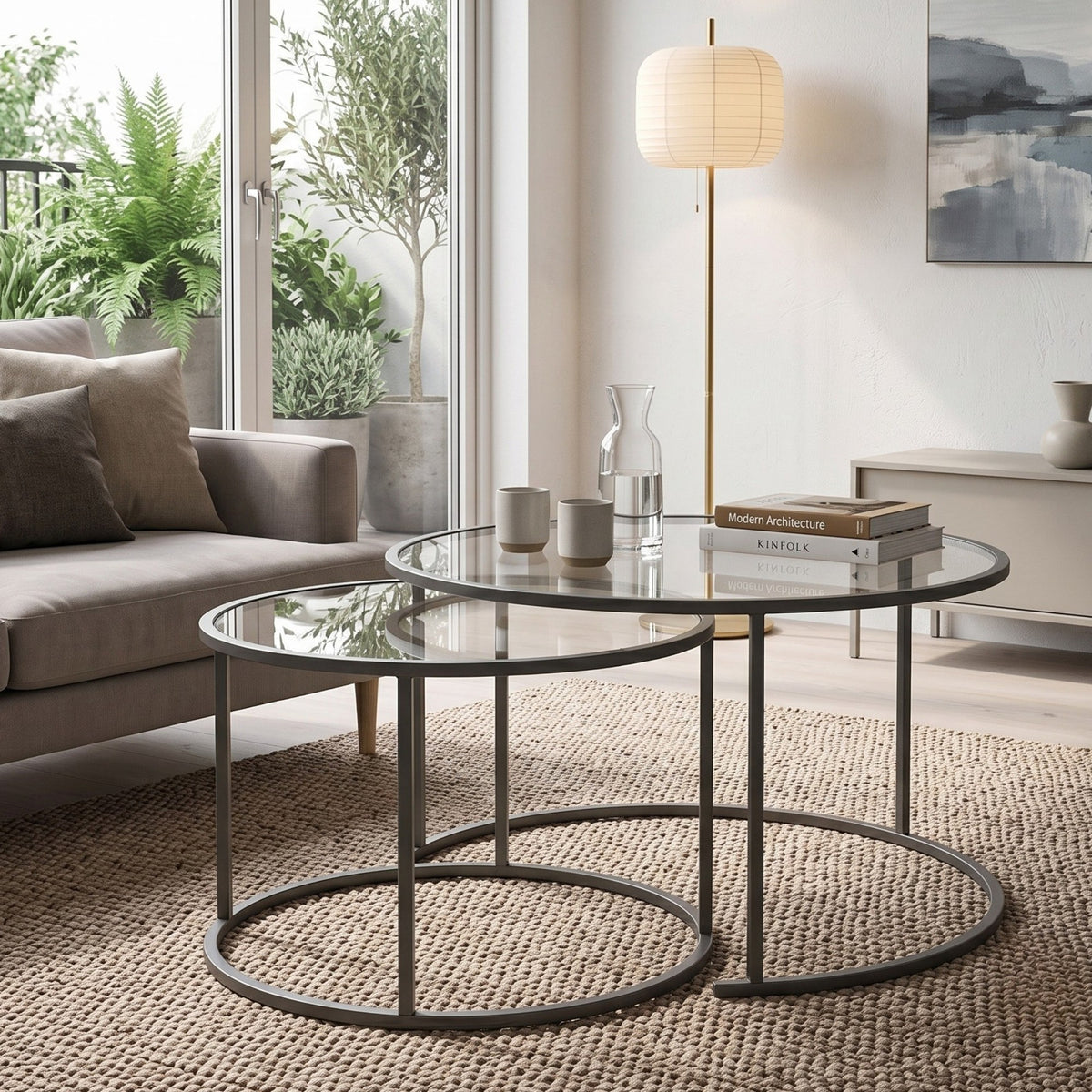 Couchtisch-Set in Grau von Hanah Home, zwei Tische aus gehärtetem Glas mit Metallgestell, unterschiedliche Grössen im Set kombiniert.