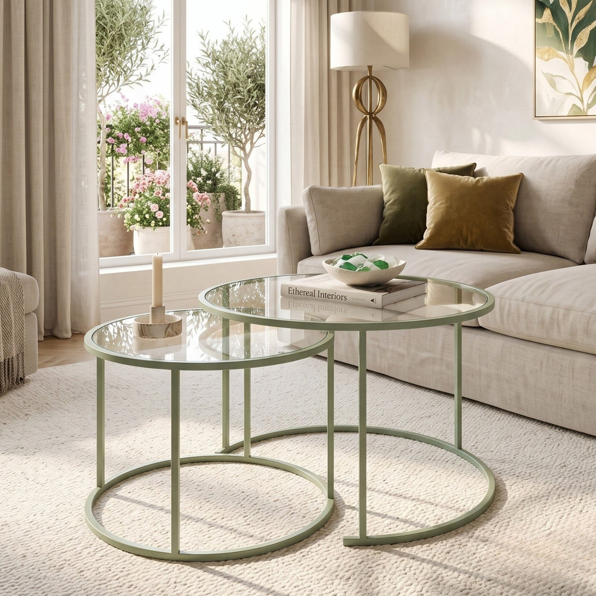 Zwei quadratische Couchtische in Mint aus gehärtetem Glas mit schlankem Metallgestell, unterschiedliche Grössen, nebeneinander im Wohnbereich.
