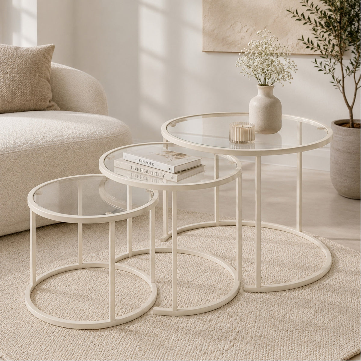 Dreiteiliges Couchtisch-Set von Hanah Home in Beige aus gehärtetem Glas mit schlankem Metallgestell, drei Tische in unterschiedlichen Grössen.
