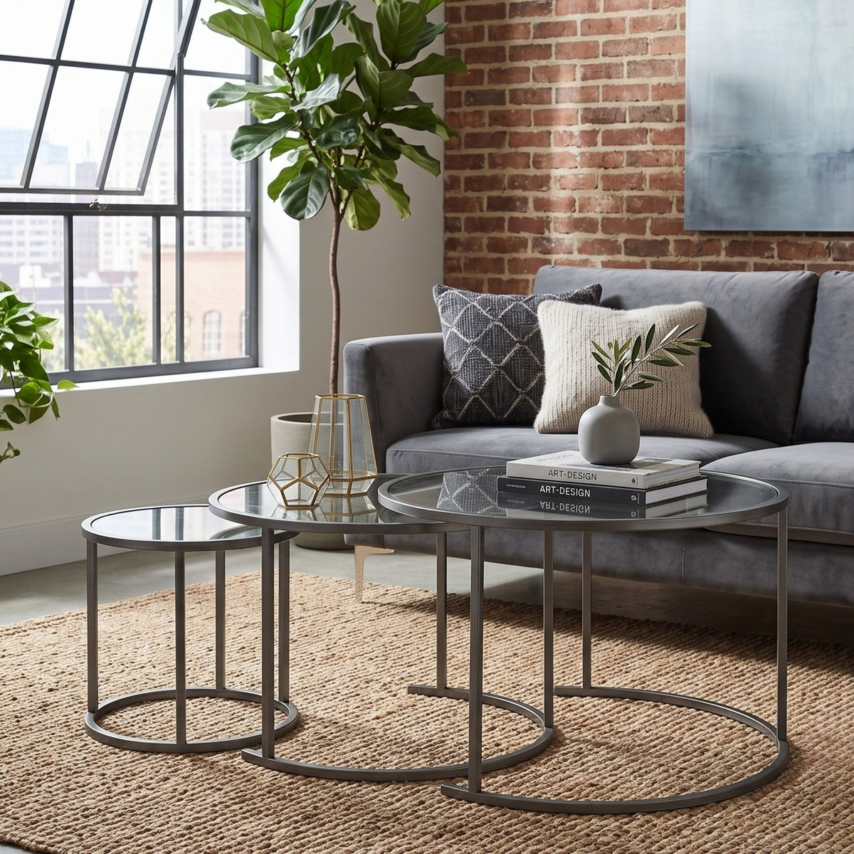 Drei ineinander stellbare Couchtische von Hanah Home in Grau, Tischplatten aus gehärtetem Glas, Gestell aus Metall, unterschiedliche Grössen.
