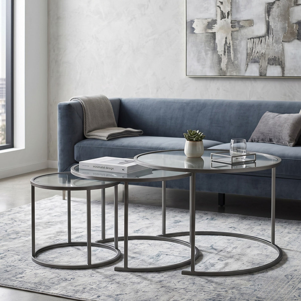 Drei ineinander stellbare Couchtische von Hanah Home in Grau, Tischplatten aus gehärtetem Glas, Gestell aus Metall, unterschiedliche Grössen.