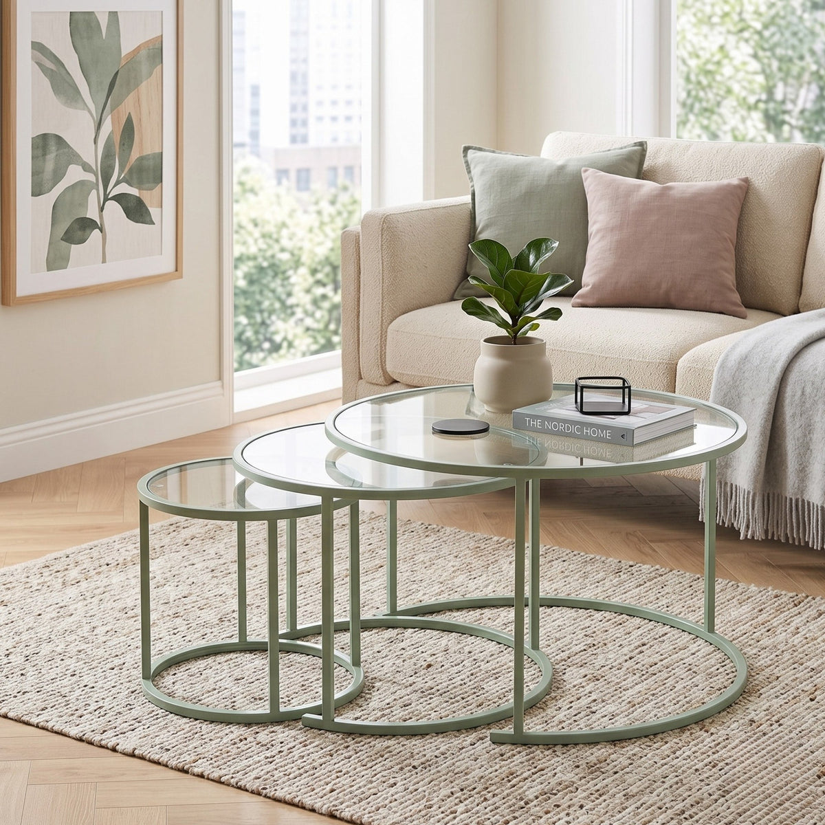 Drei ineinander stapelbare Couchtische in Mint mit Glasplatten und schlankem Metallgestell, unterschiedliche Grössen und Höhen.