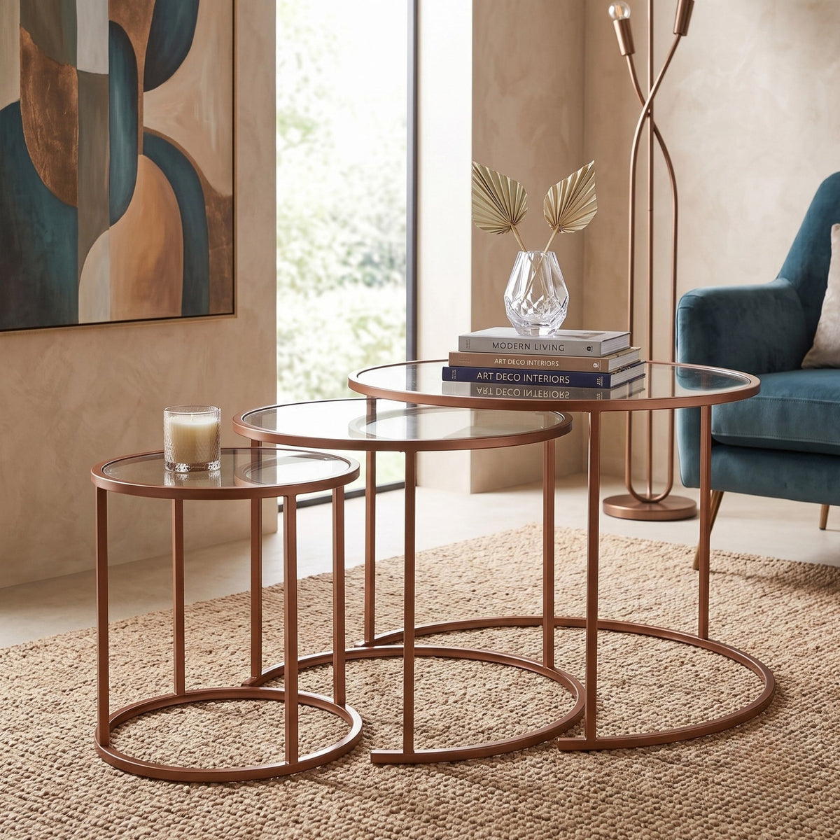 Drei orangefarbene Couchtische von Hanah Home aus gehärtetem Glas mit Metallgestell, unterschiedliche Grössen, gestapelt nebeneinander.