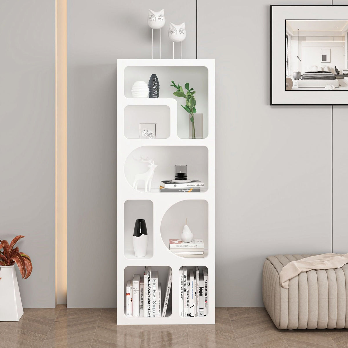 Weisses Bücherregal Bohem von Hanah Home mit vier Böden und sieben offenen Fächern, Korpus aus melaminbeschichteter Spanplatte.