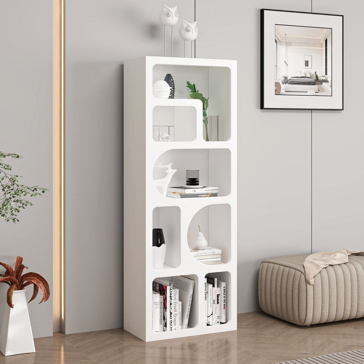 Weisses Bücherregal Bohem von Hanah Home mit vier Böden und sieben offenen Fächern, Korpus aus melaminbeschichteter Spanplatte.