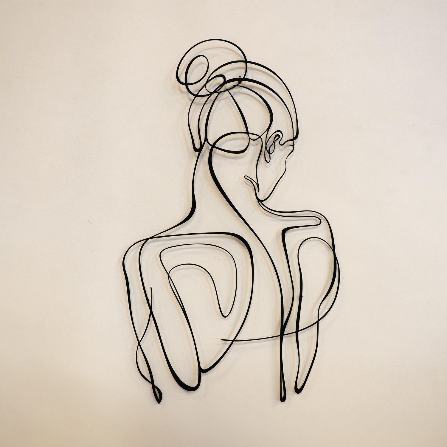 Woman Silhouette - APT594MS in Schwarz präsentiert im Onlineshop von KAQTU Design AG. Wanddeko ist von Wallity