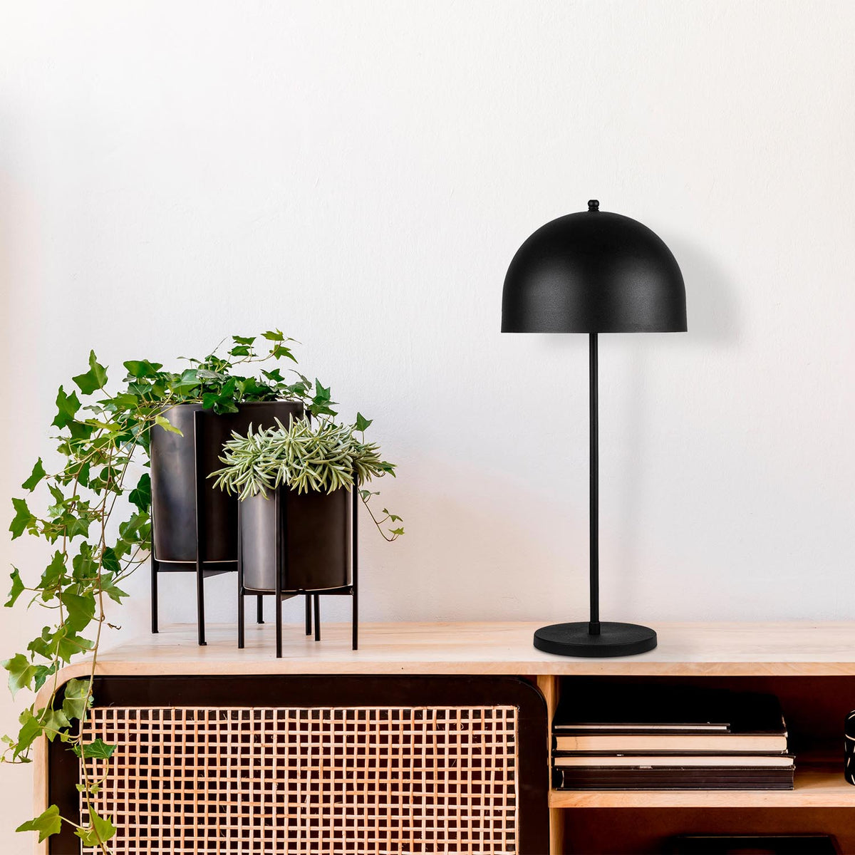 Can Tischleuchte - Schwarz in Schwarz präsentiert im Onlineshop von KAQTU Design AG. Tischleuchte ist von Opviq