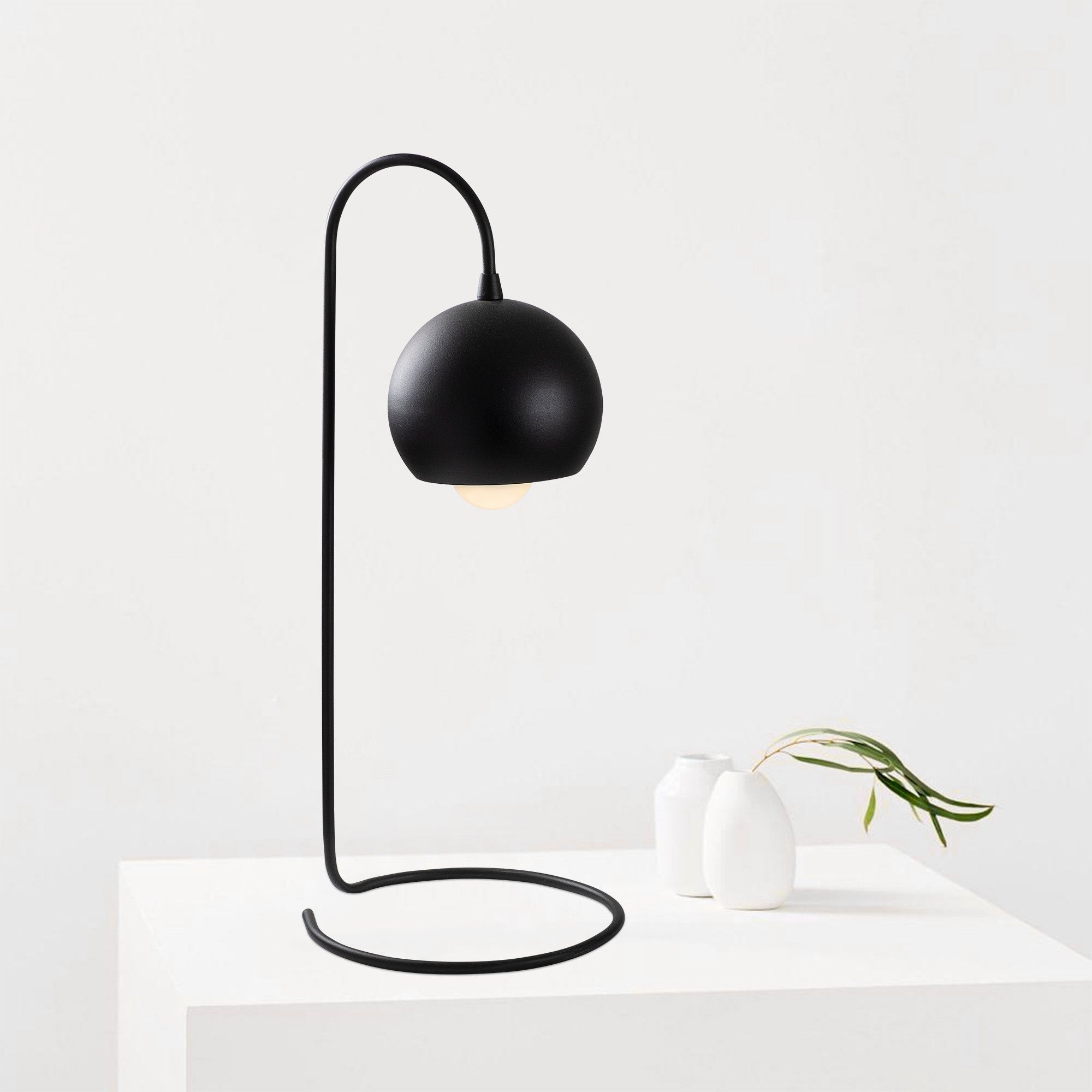 Yılan - NT - 121 in Schwarz präsentiert im Onlineshop von KAQTU Design AG. Tischleuchte ist von Opviq