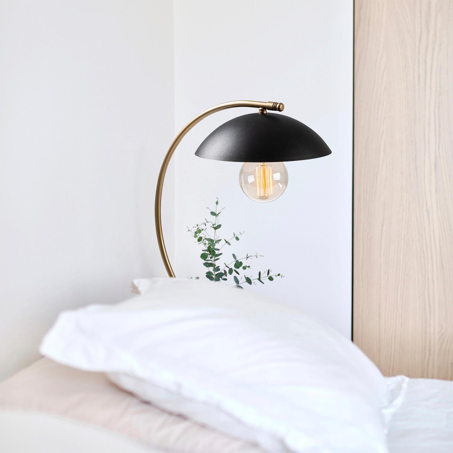 Sıvani - NT - 150 in Schwarz Gold präsentiert im Onlineshop von KAQTU Design AG. Tischleuchte ist von Opviq
