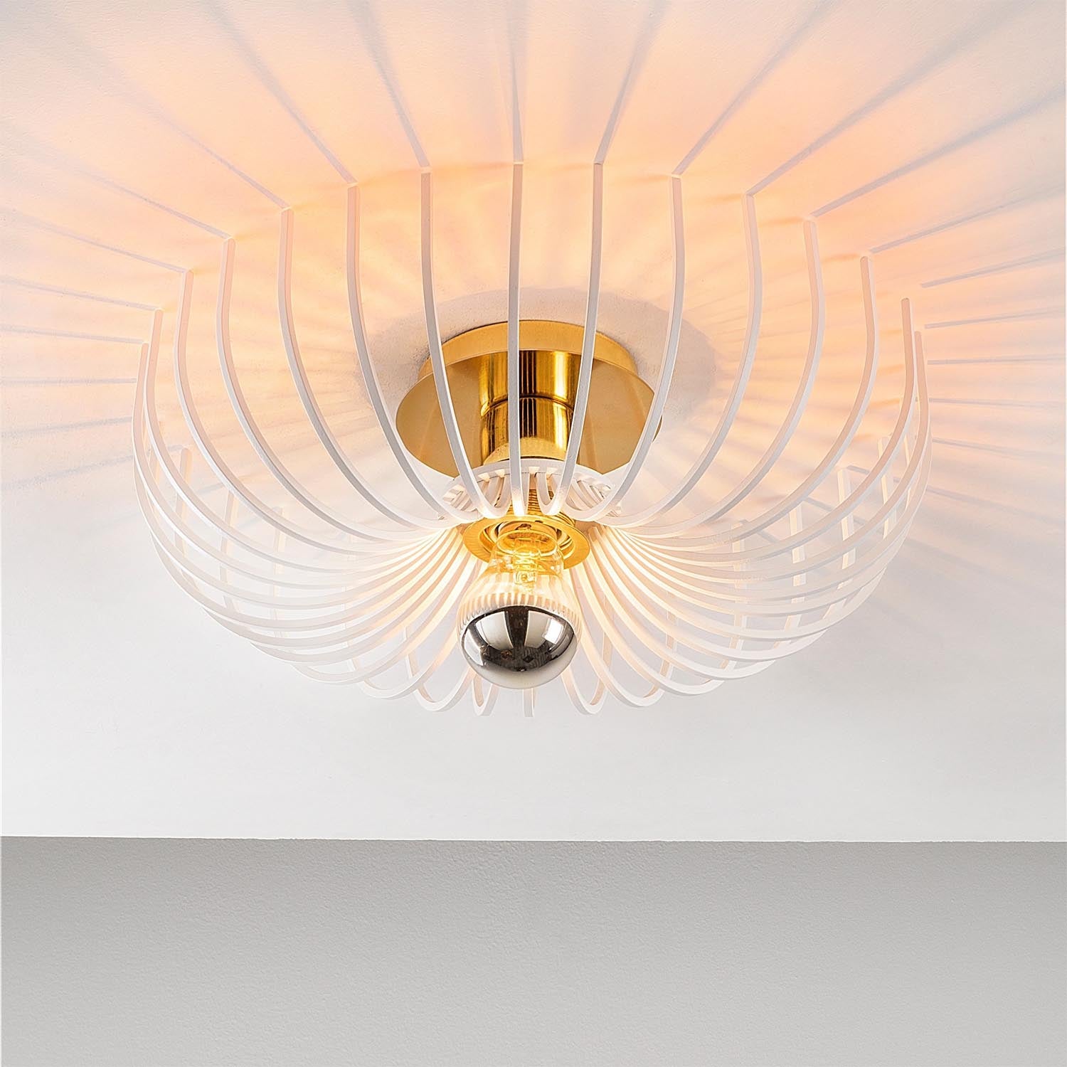 Aspendos - N-642 in Weiss präsentiert im Onlineshop von KAQTU Design AG. Pendelleuchte ist von Opviq