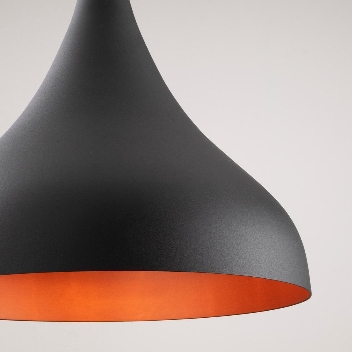 Berceste Pendellampe - Schwarz in Schwarz präsentiert im Onlineshop von KAQTU Design AG. Pendelleuchte ist von Opviq