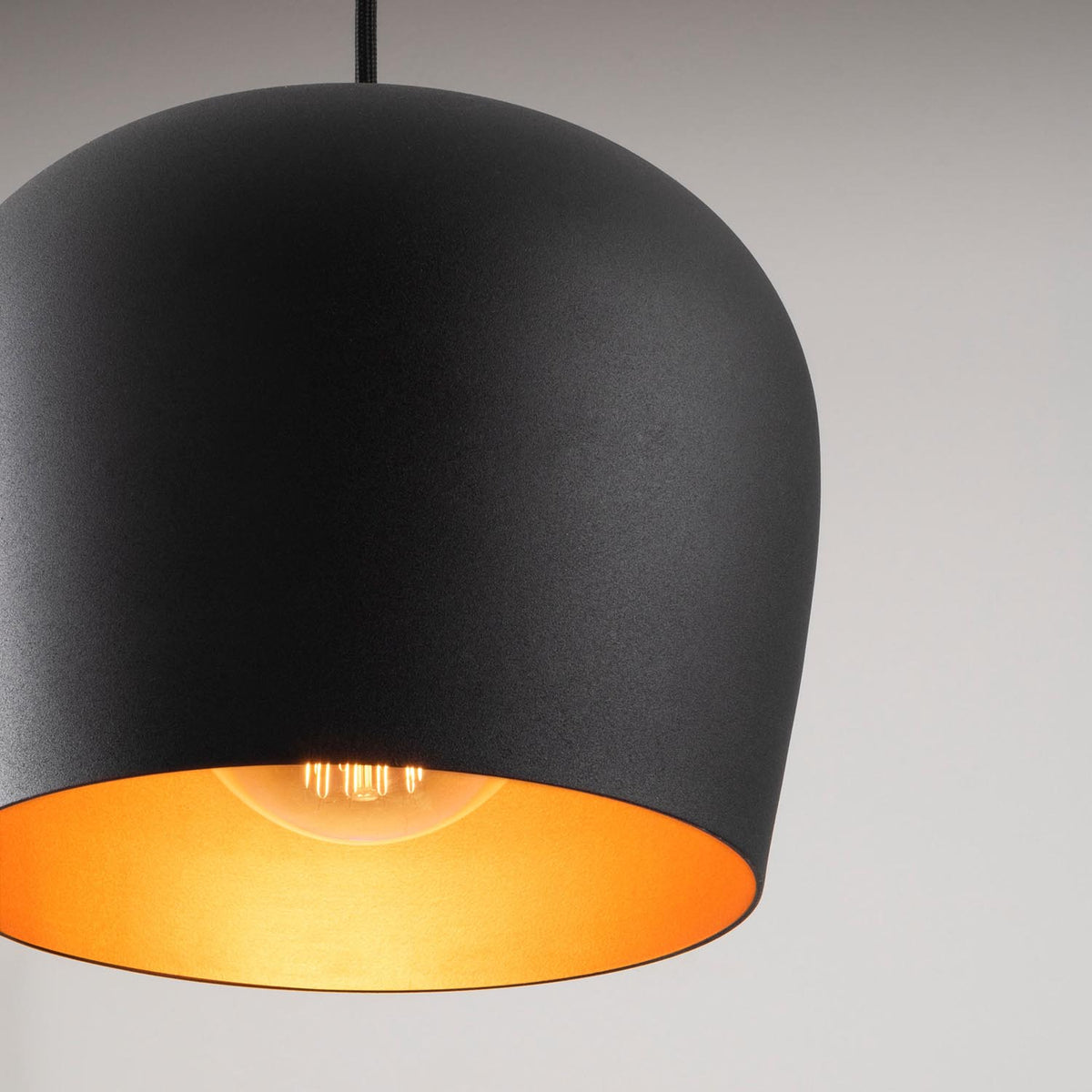 Berceste Pendellampe - Schwarz Rot in Schwarz Rot präsentiert im Onlineshop von KAQTU Design AG. Pendelleuchte ist von Opviq