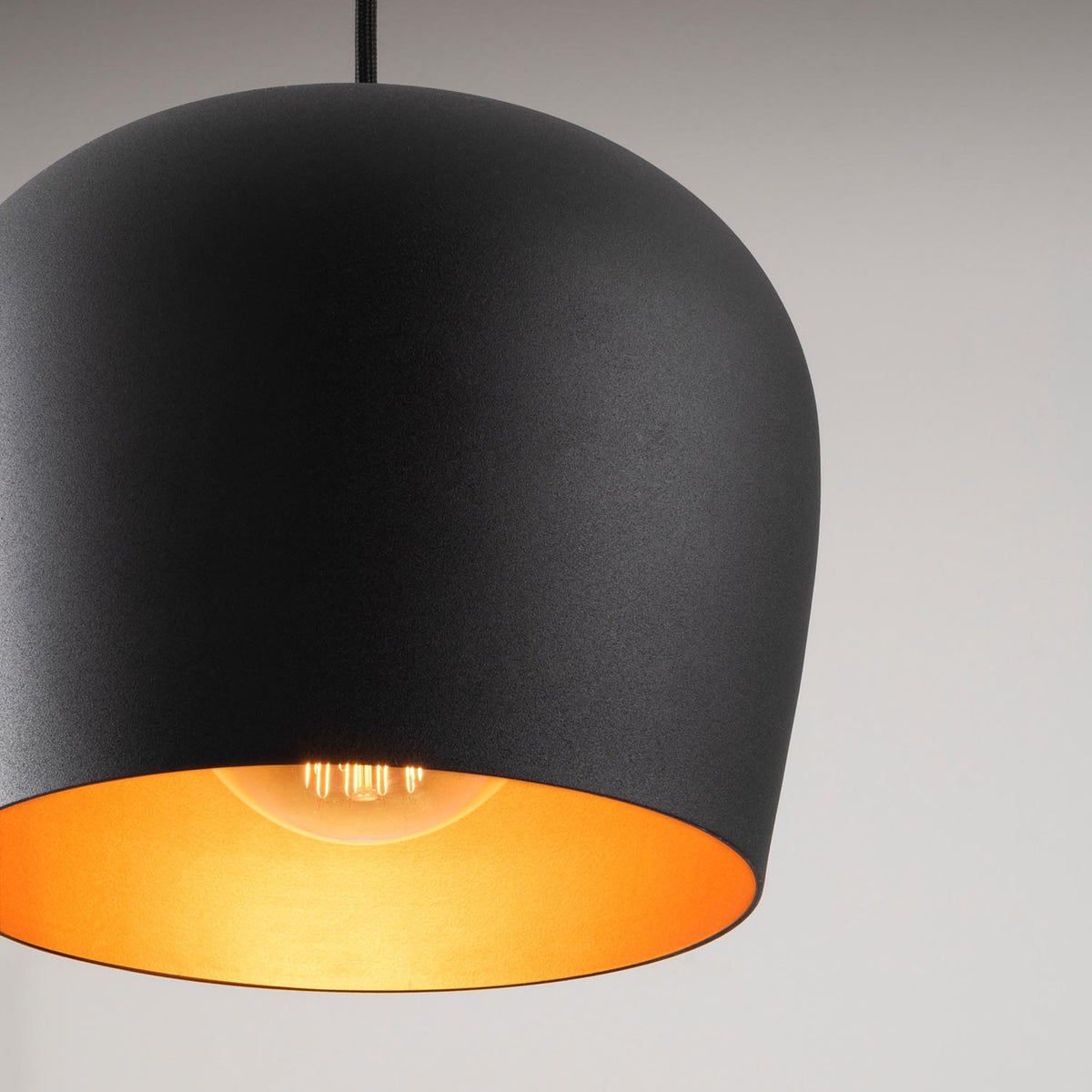 Berceste Pendellampe - Schwarz in Schwarz präsentiert im Onlineshop von KAQTU Design AG. Pendelleuchte ist von Opviq