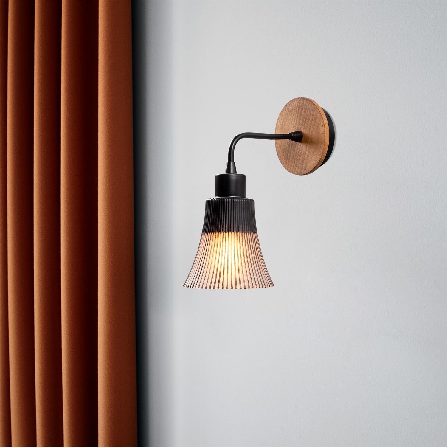 Foca - N-129 in Schwarz präsentiert im Onlineshop von KAQTU Design AG. Wandleuchte ist von Opviq
