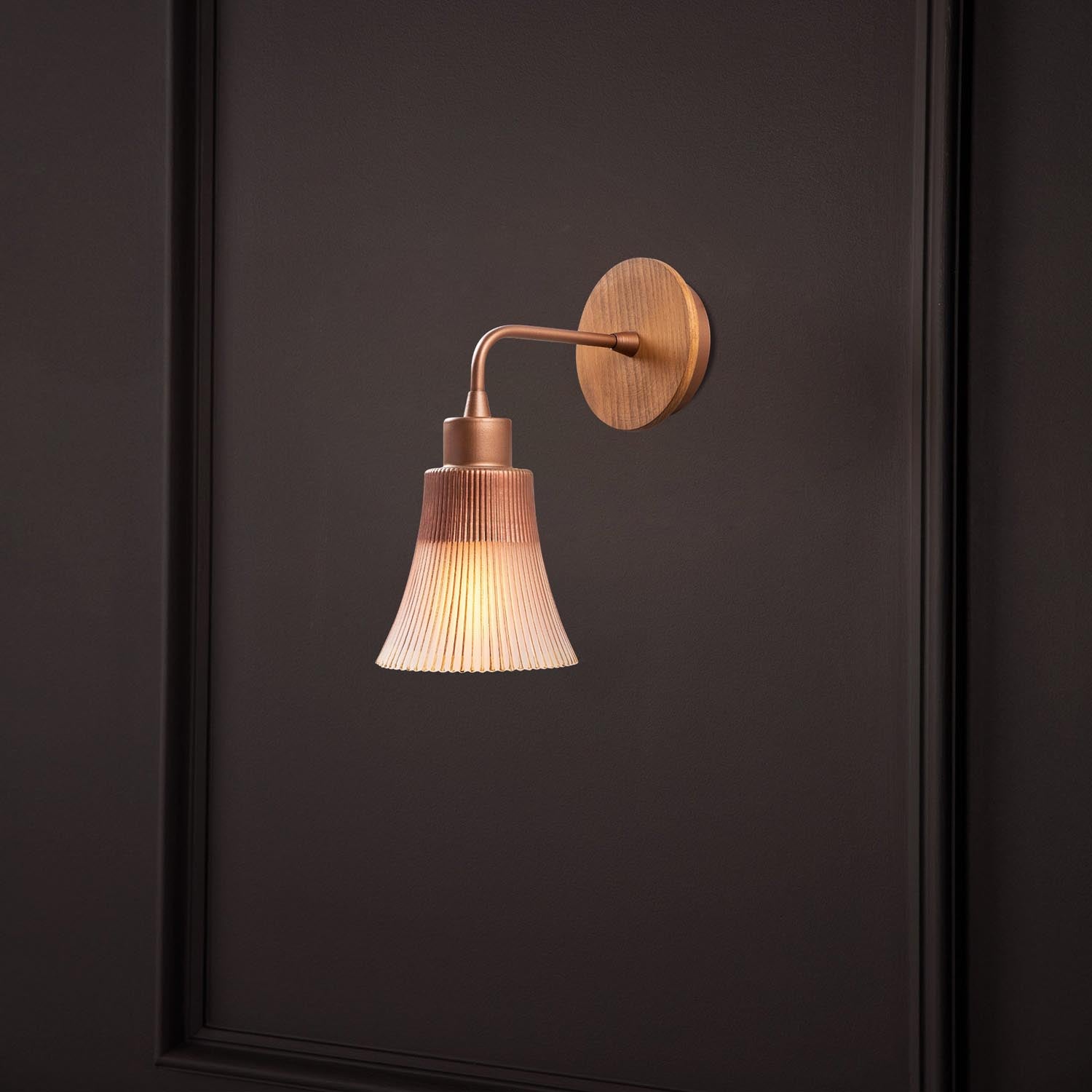 Foca - N-130 in Kupfer präsentiert im Onlineshop von KAQTU Design AG. Wandleuchte ist von Opviq