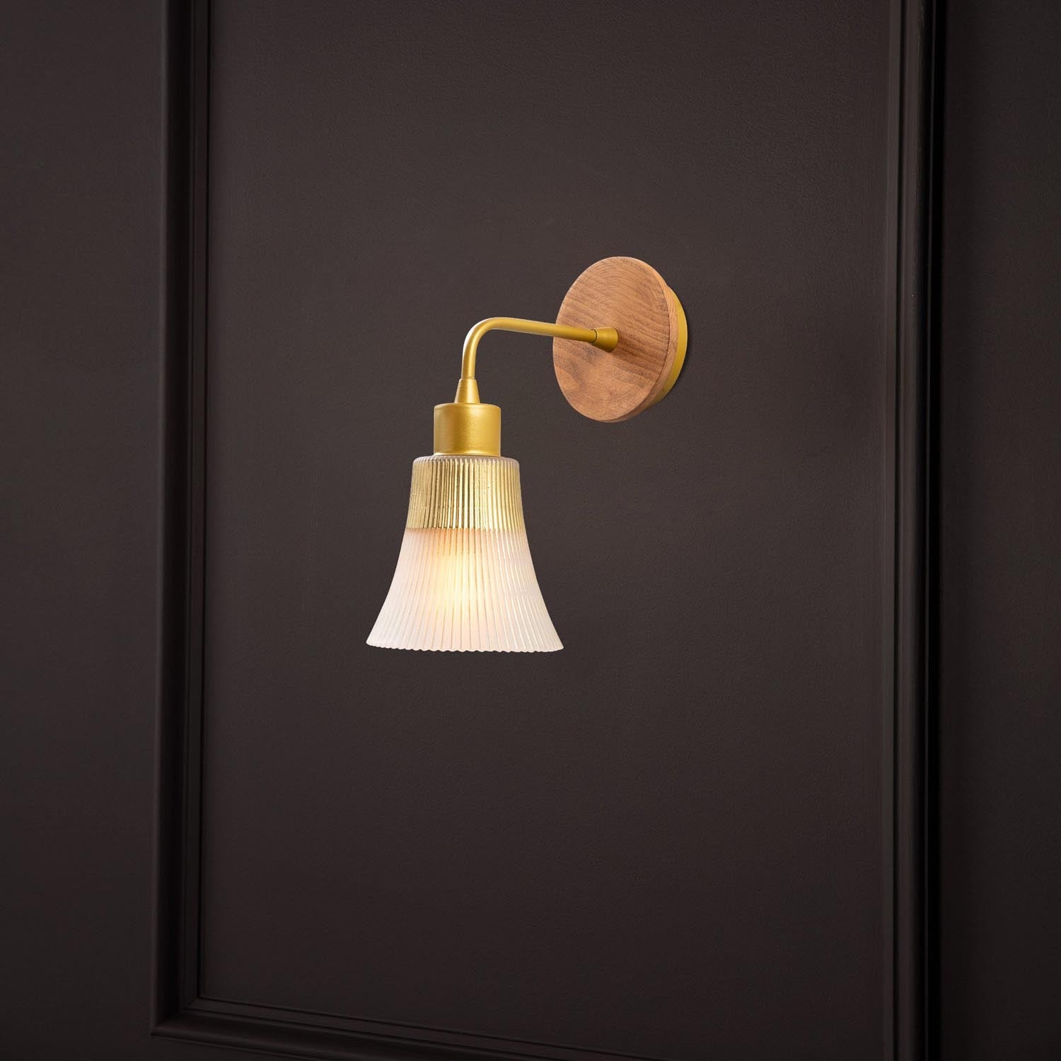 Foca - N-131 in Gold präsentiert im Onlineshop von KAQTU Design AG. Wandleuchte ist von Opviq