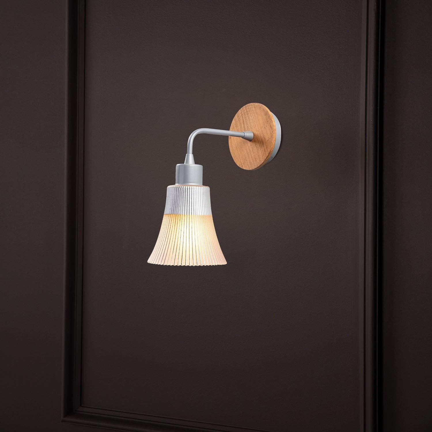 Foca - N-132 in Silber präsentiert im Onlineshop von KAQTU Design AG. Wandleuchte ist von Opviq