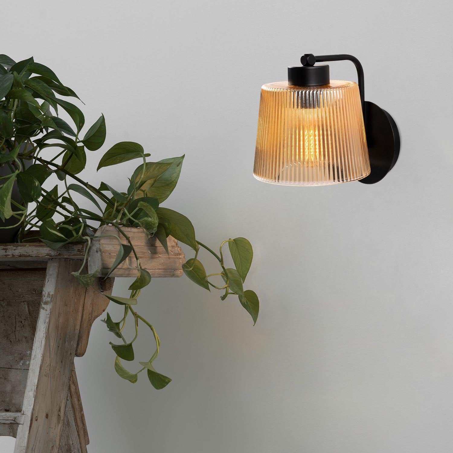 Kemer - N-271 in Schwarz präsentiert im Onlineshop von KAQTU Design AG. Wandleuchte ist von Opviq