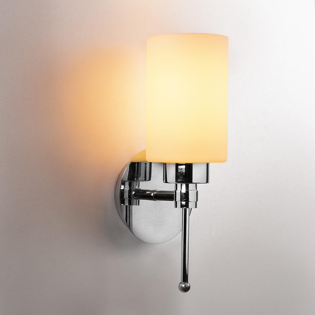 Balcova Wandleuchte - Silber in Silber präsentiert im Onlineshop von KAQTU Design AG. Wandleuchte ist von Opviq