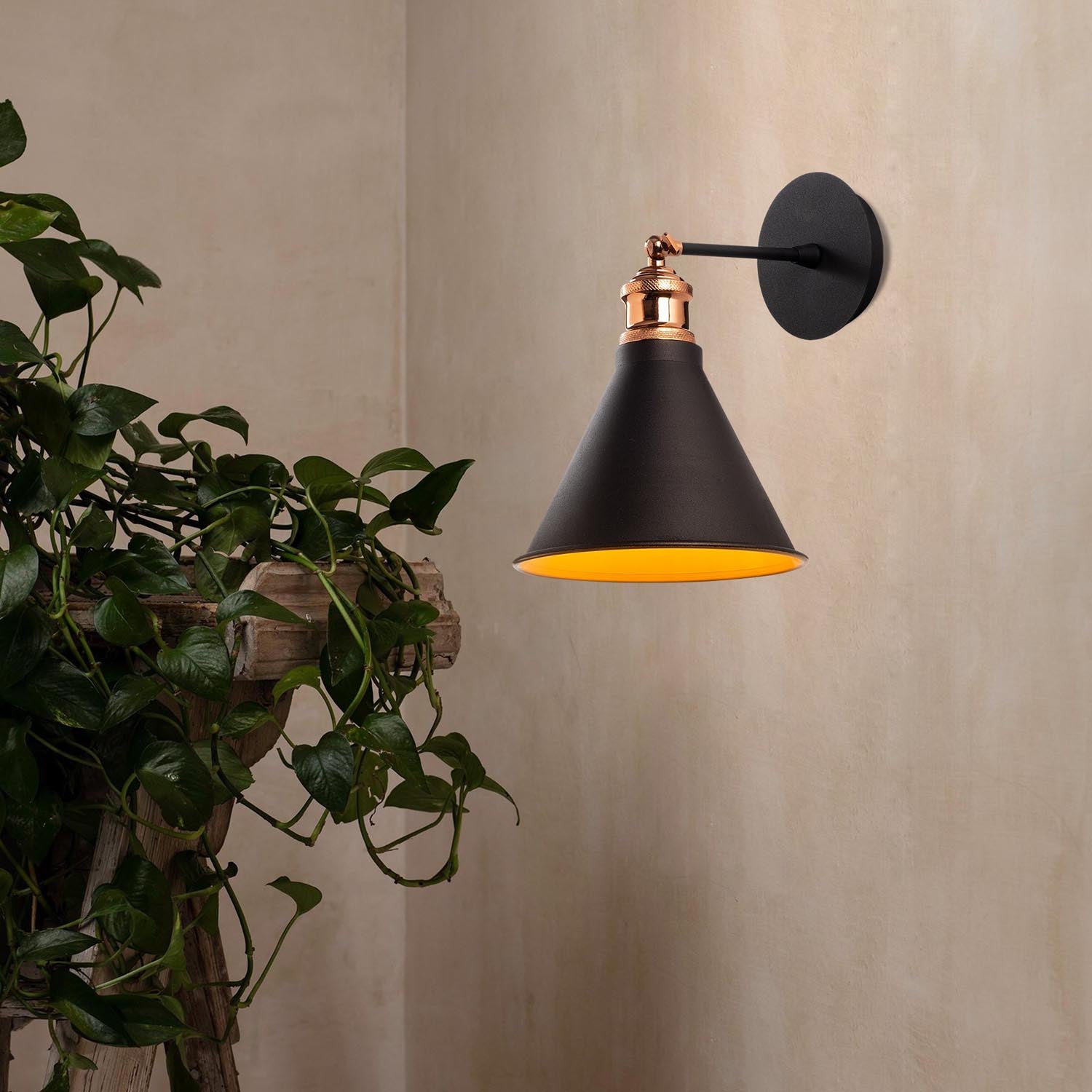 Berceste - N-680 in Schwarz präsentiert im Onlineshop von KAQTU Design AG. Wandleuchte ist von Opviq
