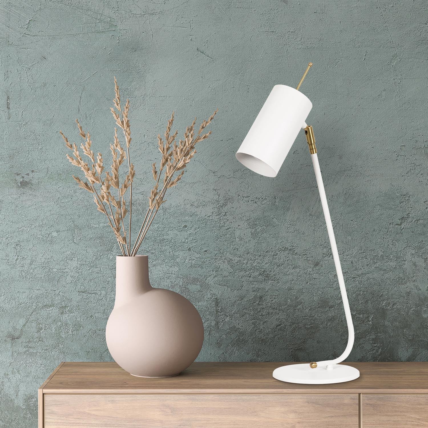 Sivani - MR-612 in Weiss präsentiert im Onlineshop von KAQTU Design AG. Tischleuchte ist von Opviq