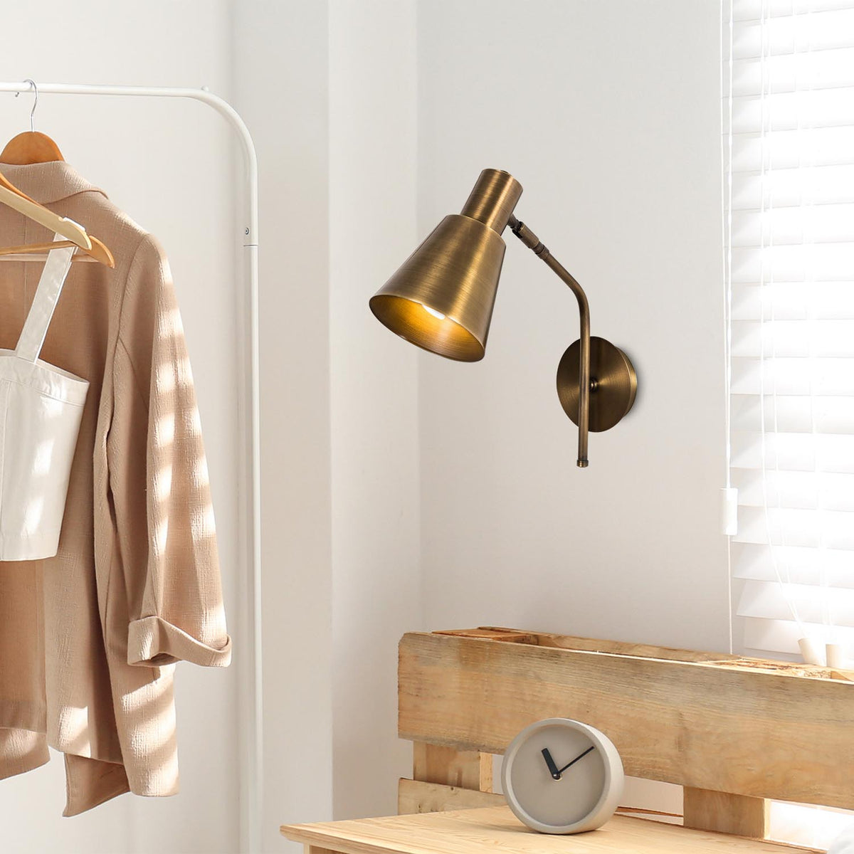 Sivani Wandleuchte - Vintage in Vintage präsentiert im Onlineshop von KAQTU Design AG. Wandleuchte ist von Opviq