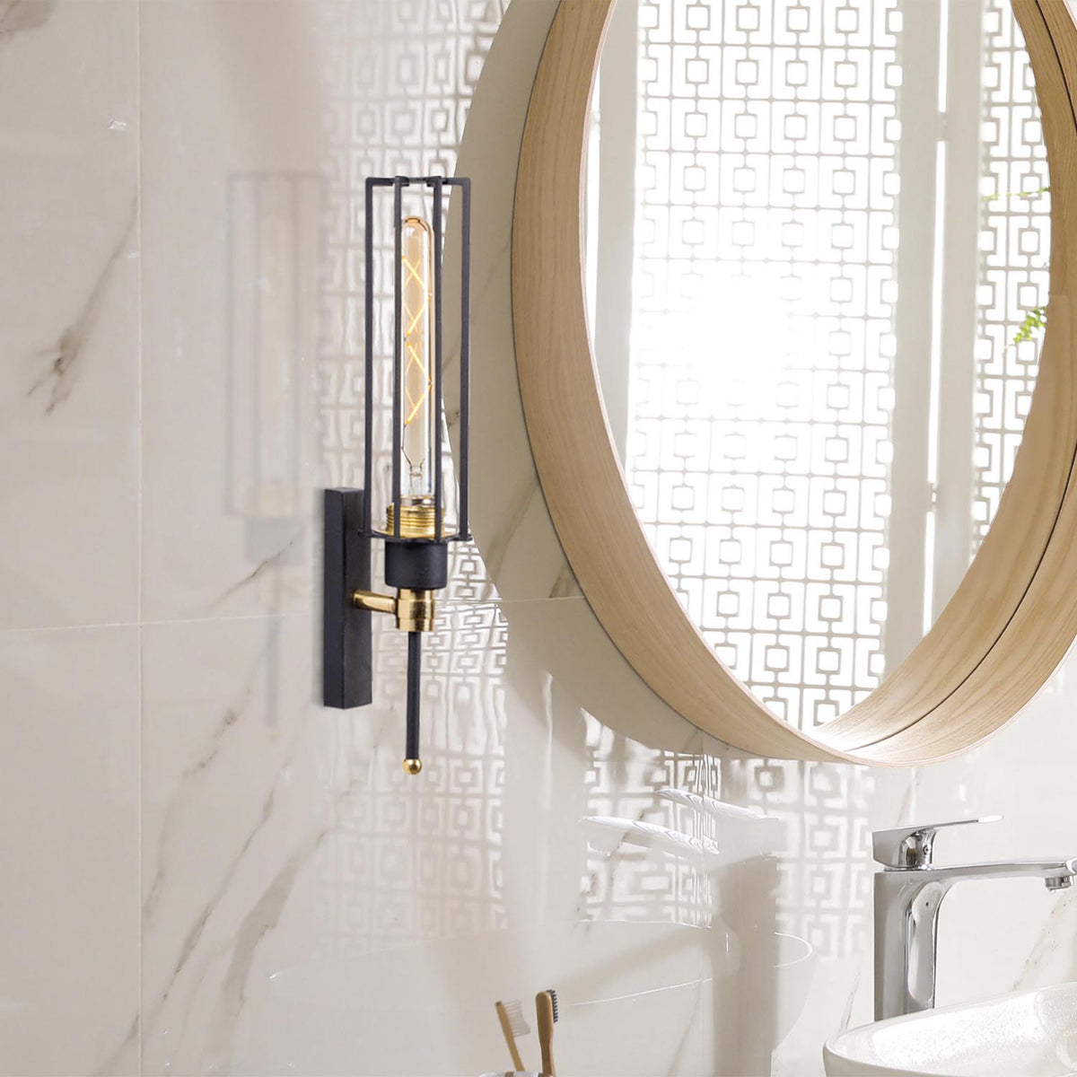 Fellini Wandleuchte - Schwarz Gold in Schwarz Gold präsentiert im Onlineshop von KAQTU Design AG. Wandleuchte ist von Opviq