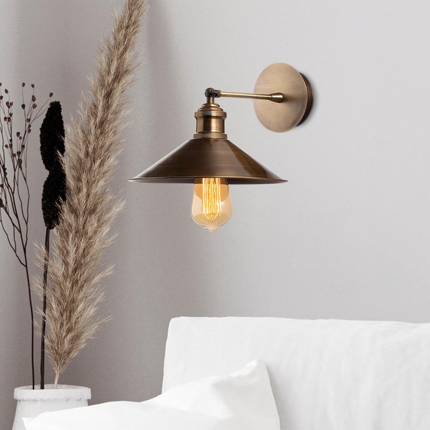 Sivani - MR - 889 in Vintage präsentiert im Onlineshop von KAQTU Design AG. Wandleuchte ist von Opviq