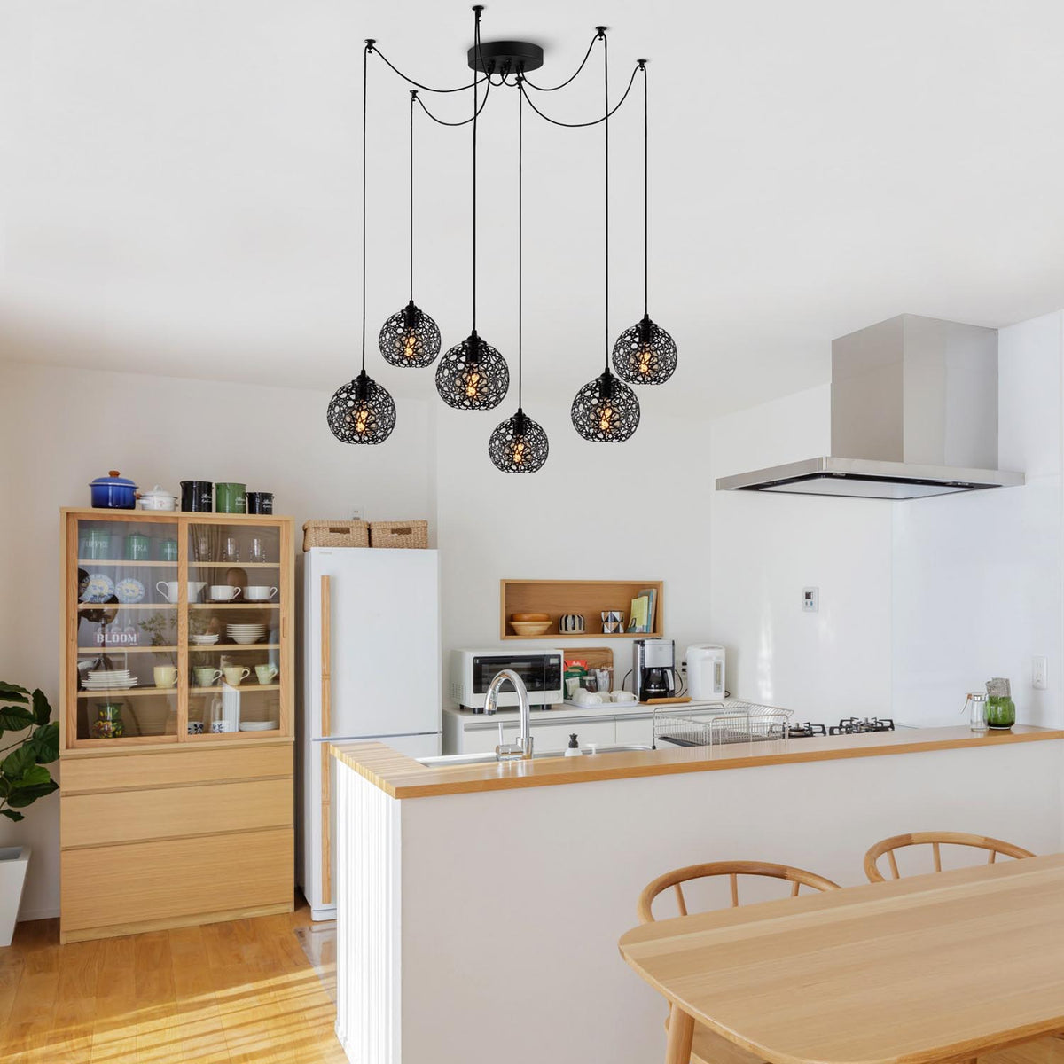 Fellini Pendellampe - Schwarz in Schwarz präsentiert im Onlineshop von KAQTU Design AG. Pendelleuchte ist von Opviq