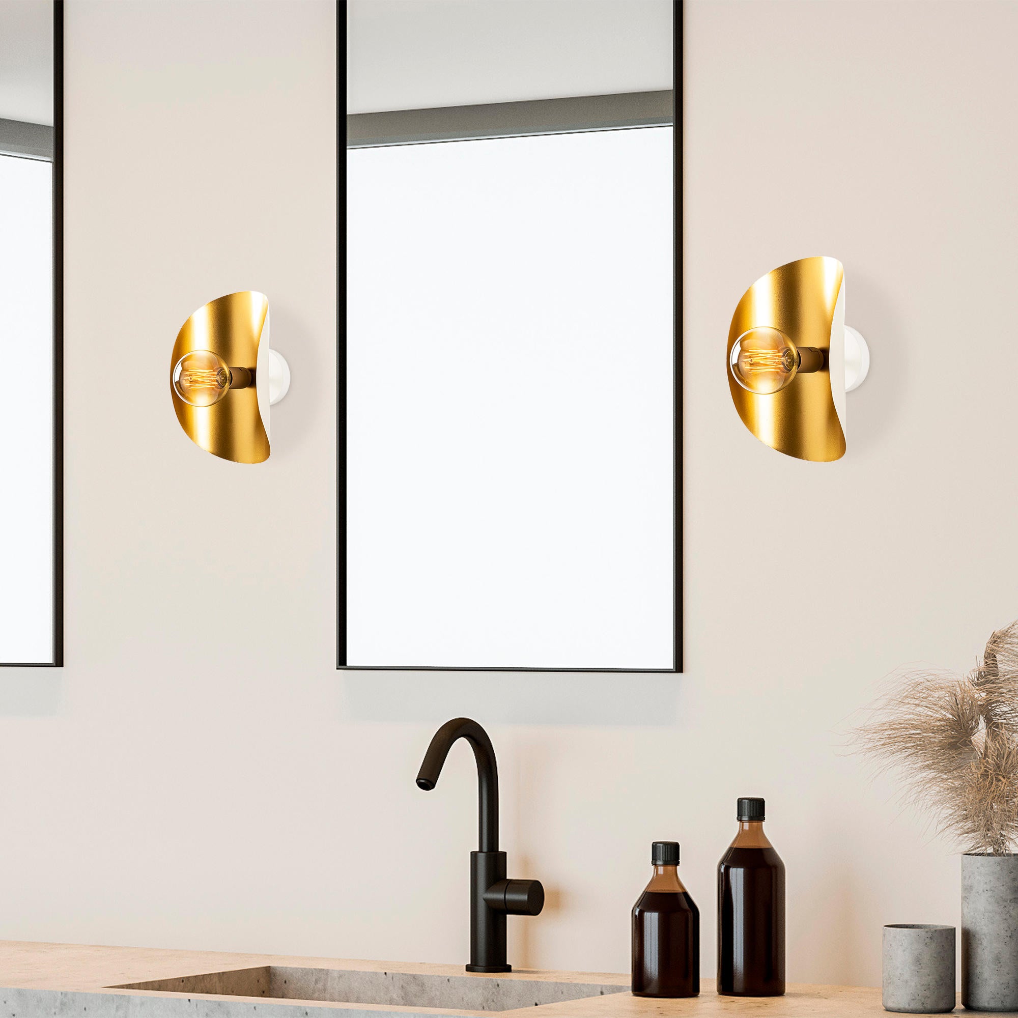 Sivani - MR - 840 in Weisses Gold präsentiert im Onlineshop von KAQTU Design AG. Wandleuchte ist von Opviq
