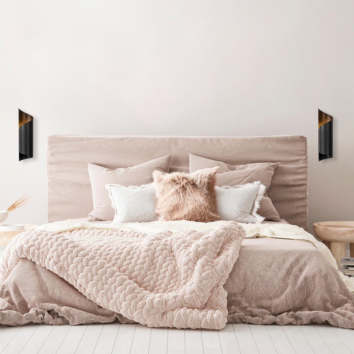 Sivani Wandleuchte - Schwarz in Schwarz präsentiert im Onlineshop von KAQTU Design AG. Wandleuchte ist von Opviq