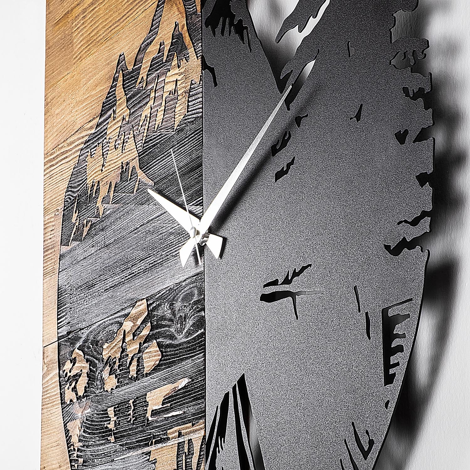 Wooden Clock 19 in Walnuss Schwarz präsentiert im Onlineshop von KAQTU Design AG. Wanduhr ist von Wallity