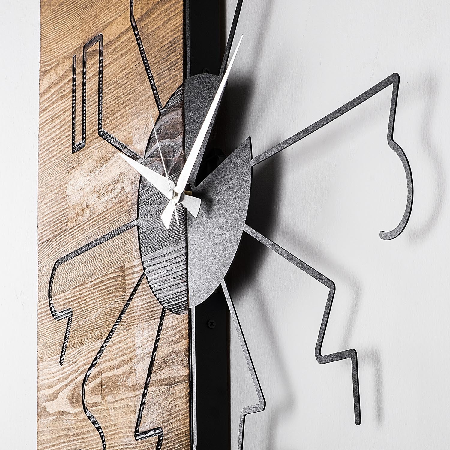 Wooden Clock 29 in Walnuss Schwarz präsentiert im Onlineshop von KAQTU Design AG. Wanduhr ist von Wallity