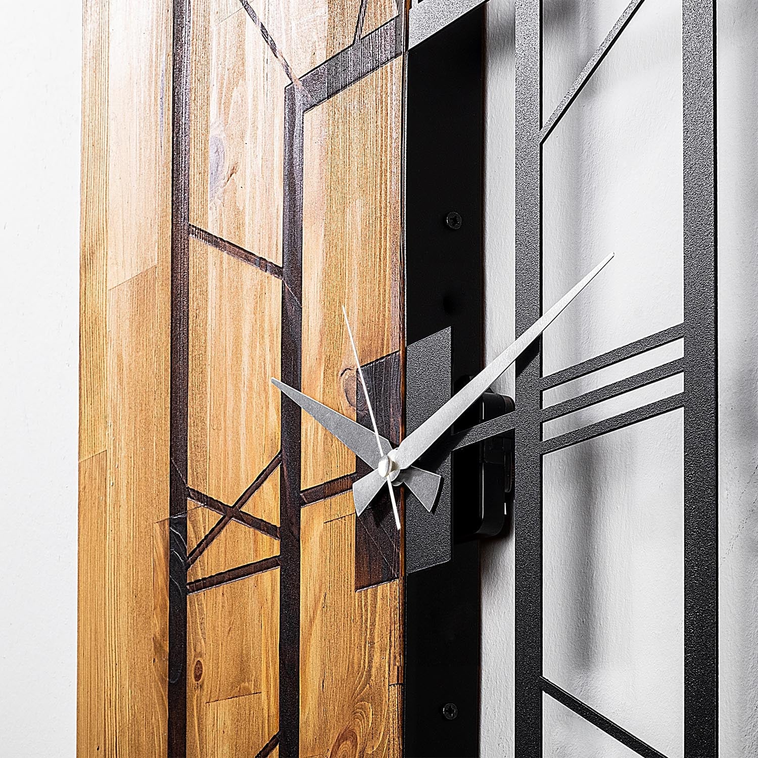 Wooden Clock 37 in Lichtwalnuss Schwarz präsentiert im Onlineshop von KAQTU Design AG. Wanduhr ist von Wallity