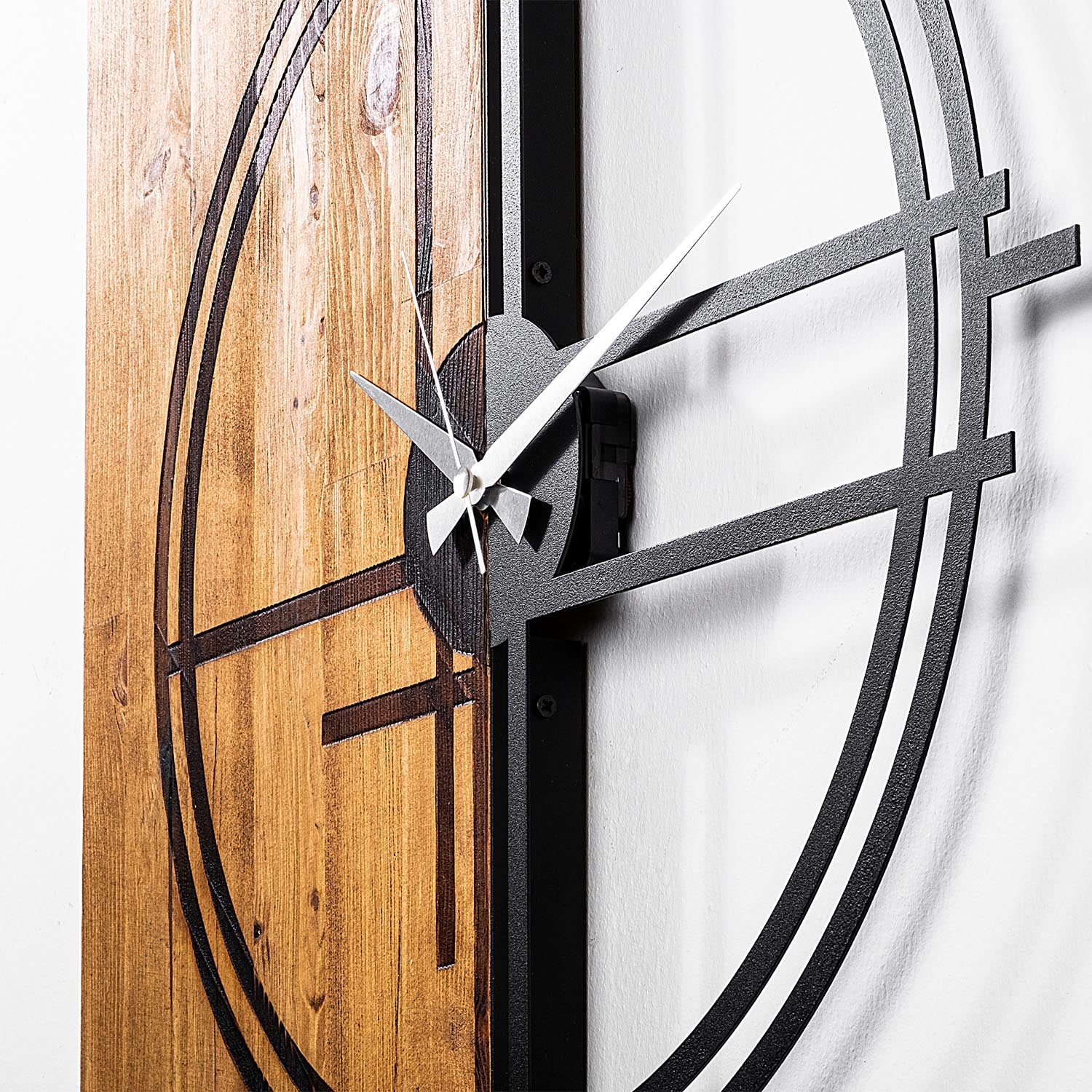 Wooden Clock 38 in Lichtwalnuss Schwarz präsentiert im Onlineshop von KAQTU Design AG. Wanduhr ist von Wallity