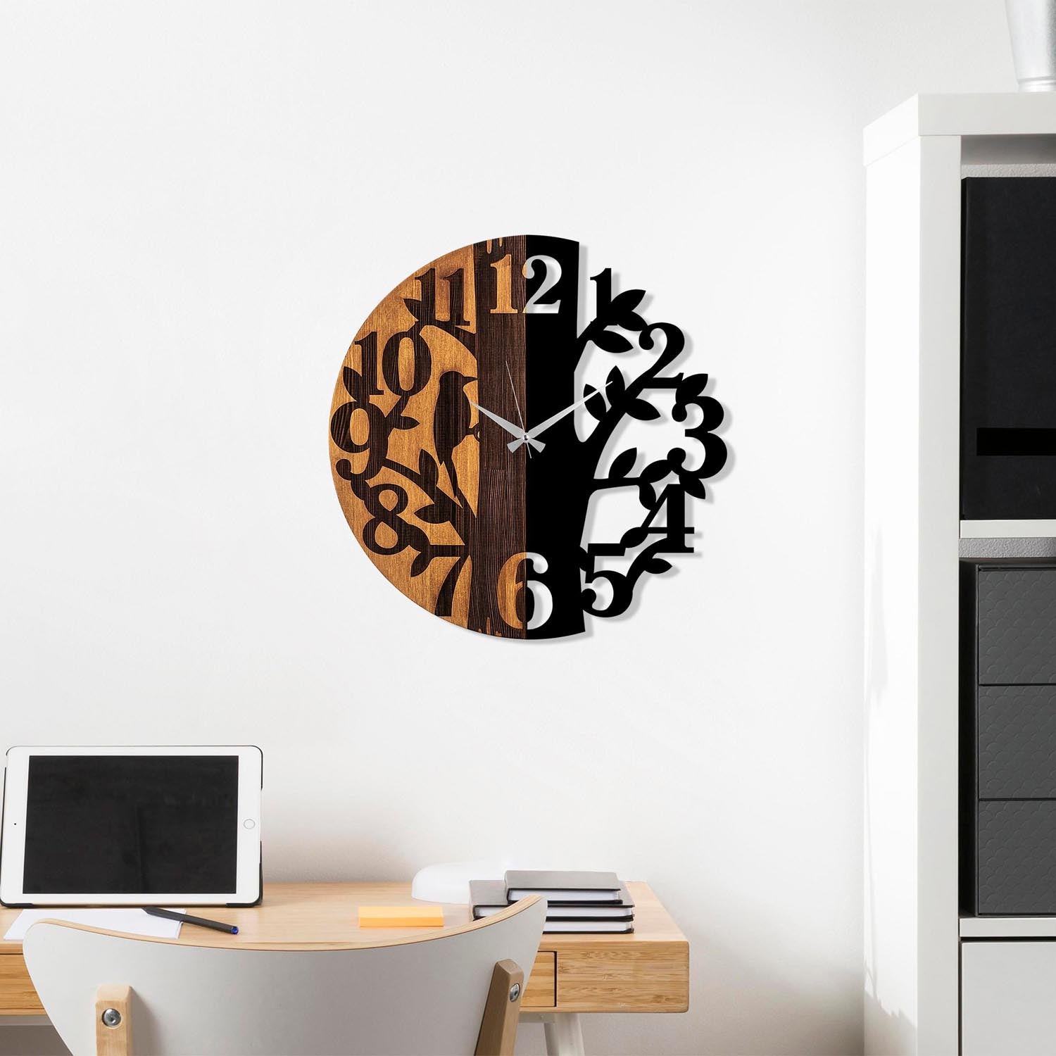 Wooden Clock - 71 in Walnuss Schwarz präsentiert im Onlineshop von KAQTU Design AG. Wanduhr ist von Wallity