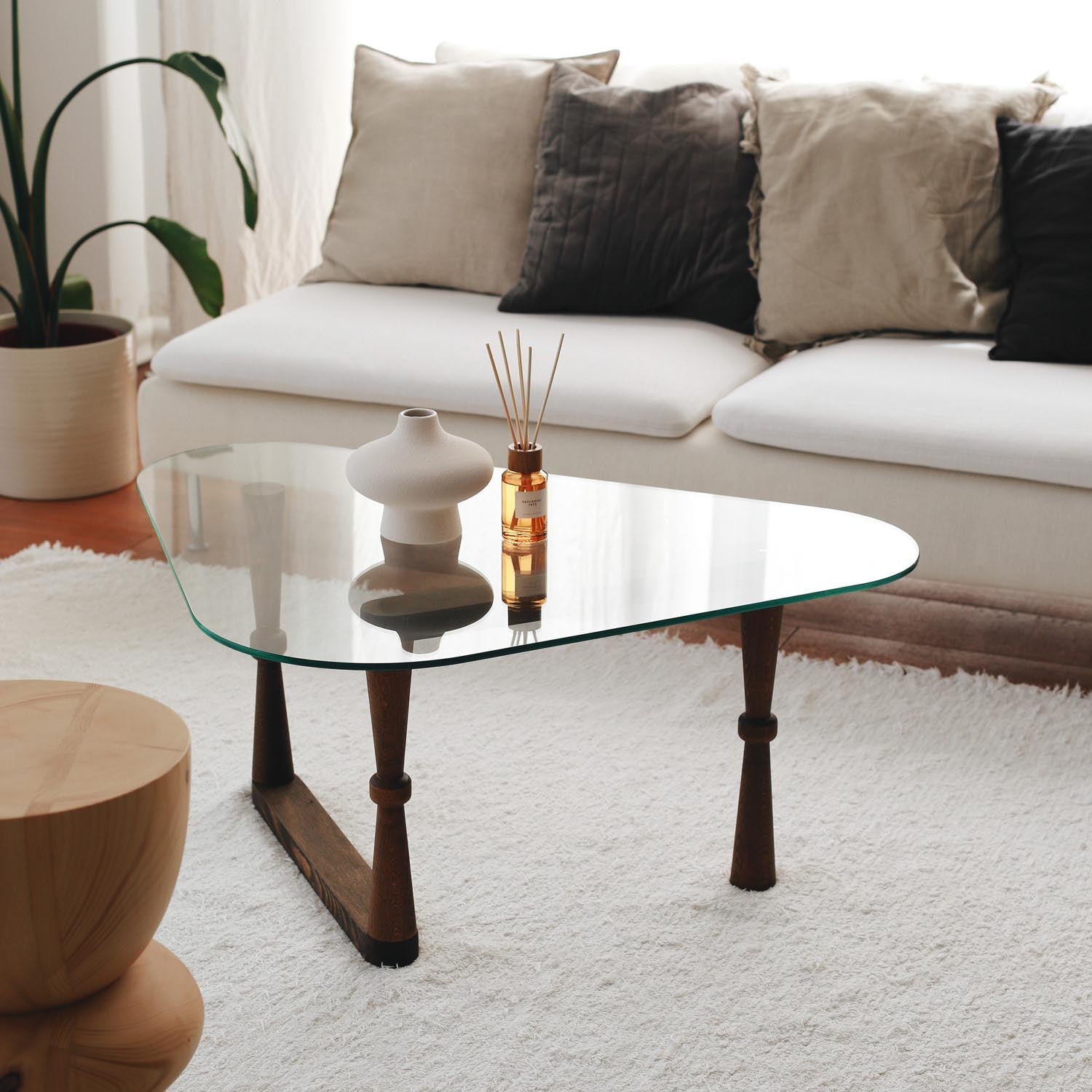 Erleben Sie den stilvollen Cam Orta Sehpa Sofatisch in Walnuss von Hanah Home. Perfekte Kombination aus edlem Buchenholz und modernem Design für Ihr Wohnzimmer.