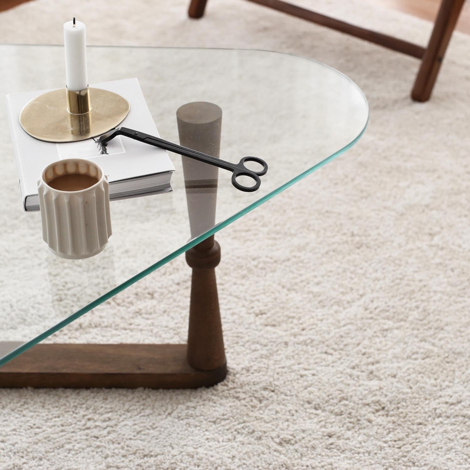 Entdecken Sie den Cam Orta Sehpa Sofatisch in Walnuss von Hanah Home. Hochwertiges Buchenholz und elegantes Design vereinen sich für ein stilvolles Wohnambiente.