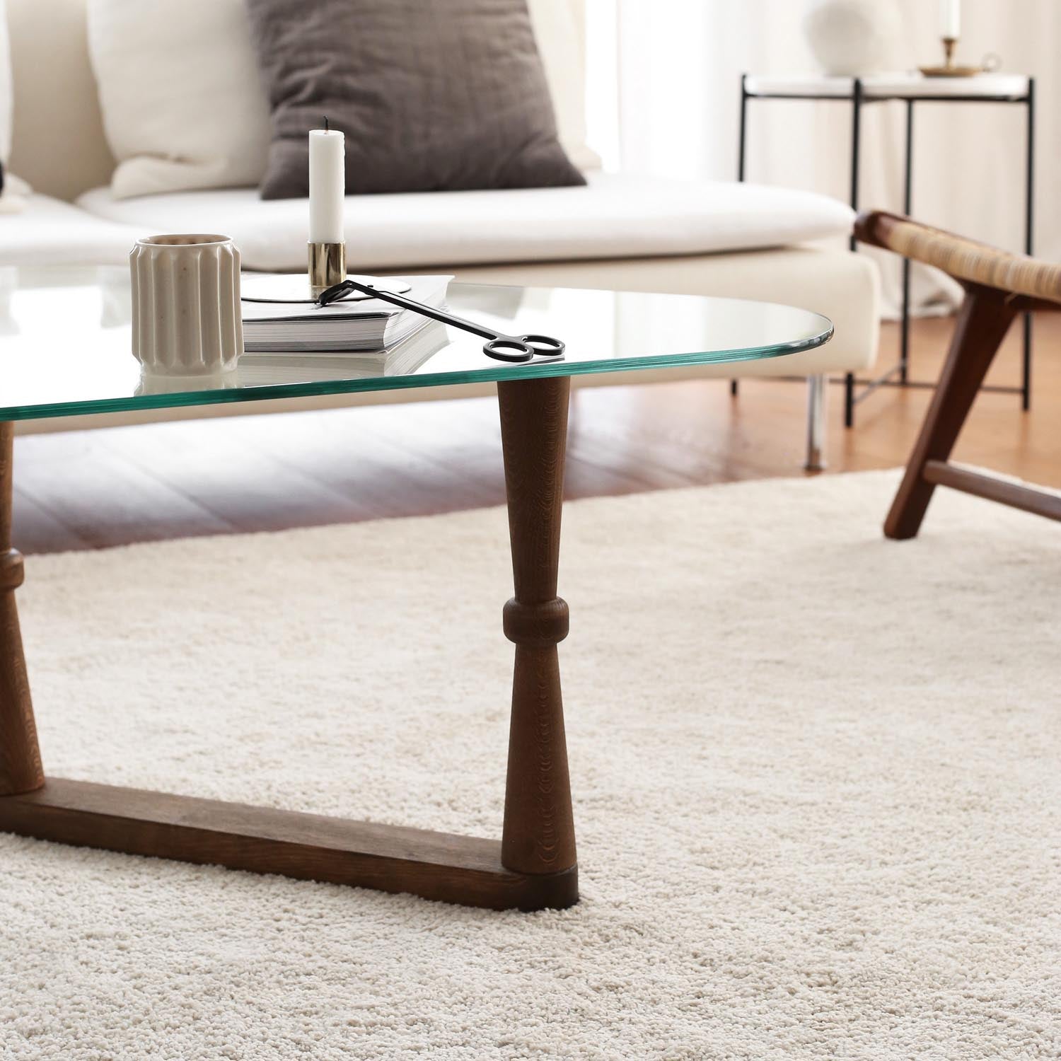 Entdecken Sie den Cam Orta Sehpa Sofatisch in stilvollem Walnuss-Design. Hochwertiges Buchenholz und modernes Glas vereinen sich für zeitlose Eleganz.