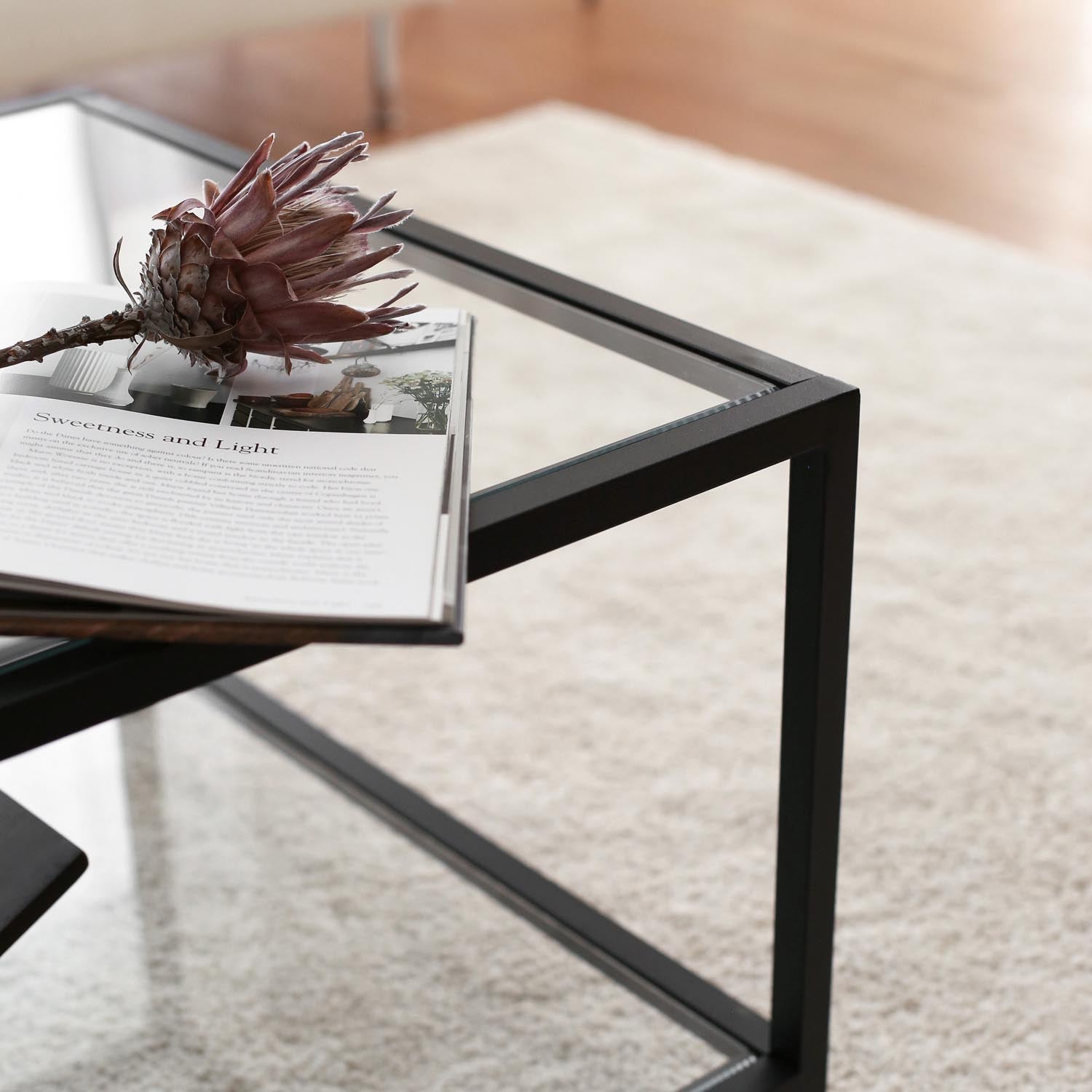 Astro sehpa / şeffaf temperli cam S400 in Rauch Schwarz präsentiert im Onlineshop von KAQTU Design AG. Beistelltisch ist von Hanah Home