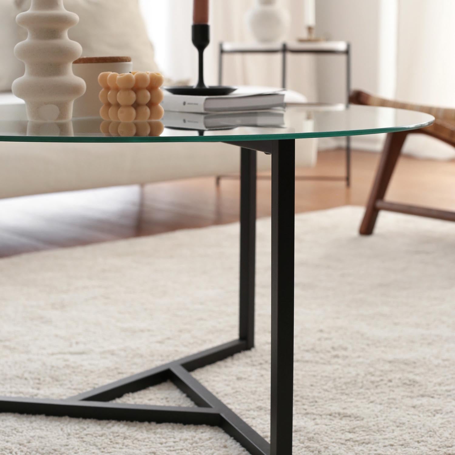 Trio sehpa / şeffaf temperli cam S402 in Transparent Schwarz präsentiert im Onlineshop von KAQTU Design AG. Beistelltisch ist von Hanah Home