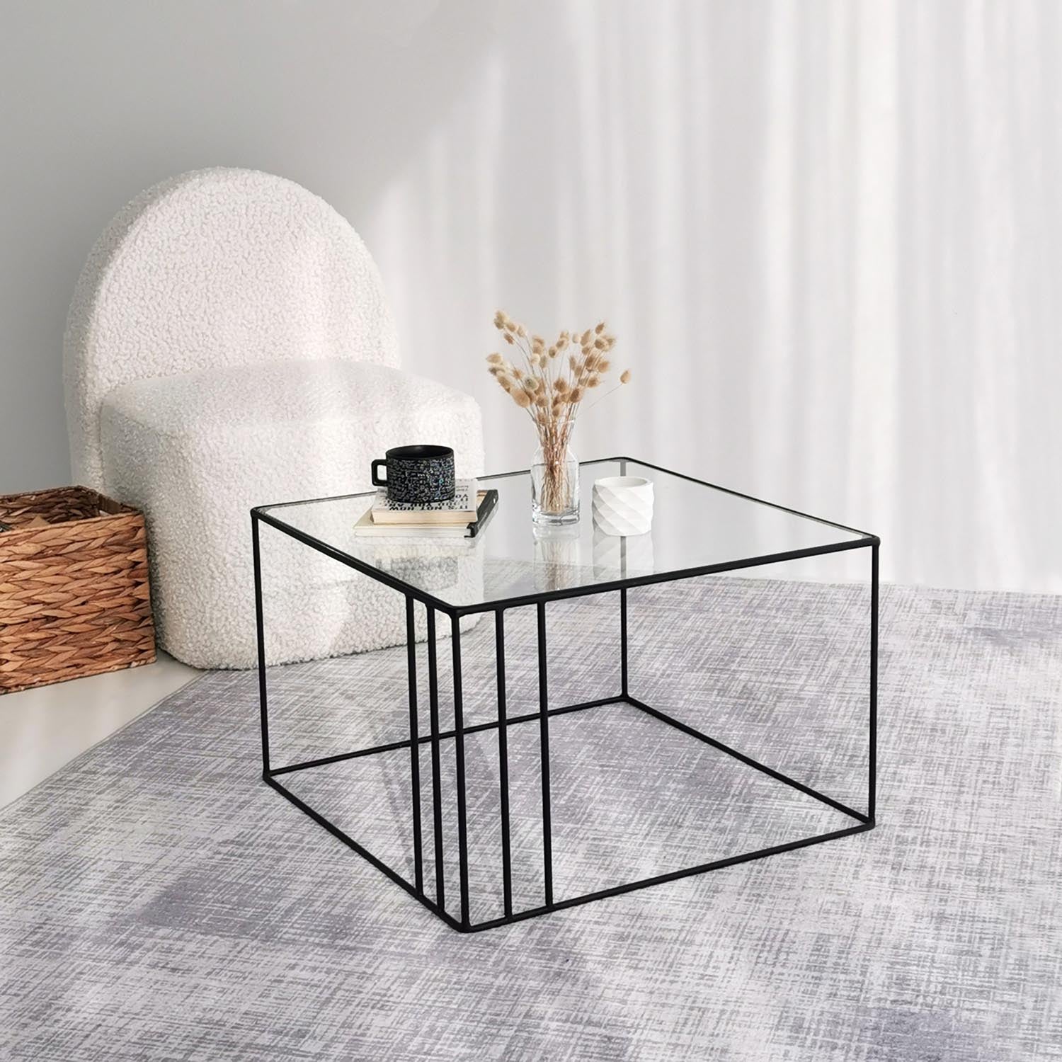 Outline - Black in Schwarz präsentiert im Onlineshop von KAQTU Design AG. Beistelltisch ist von Hanah Home