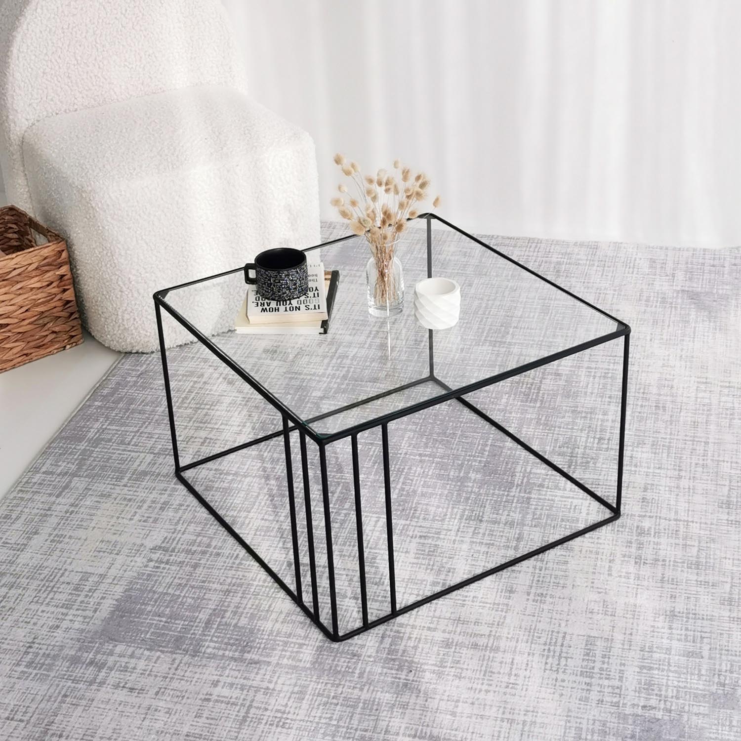 Outline - Black in Schwarz präsentiert im Onlineshop von KAQTU Design AG. Beistelltisch ist von Hanah Home