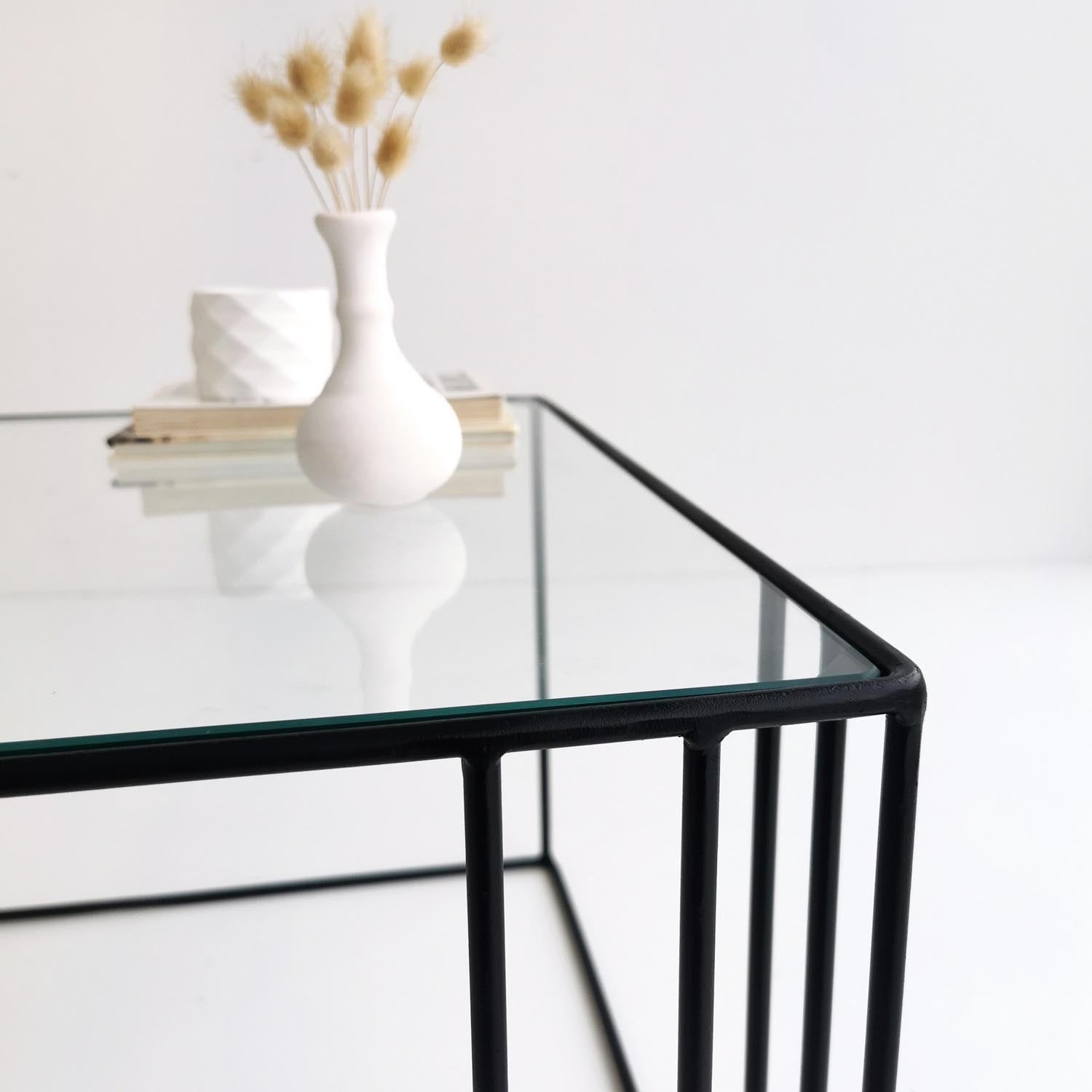 Outline - Black in Schwarz präsentiert im Onlineshop von KAQTU Design AG. Beistelltisch ist von Hanah Home