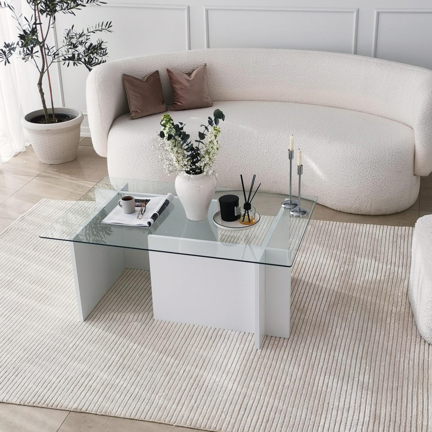 Escape - White in Weiss präsentiert im Onlineshop von KAQTU Design AG. Beistelltisch ist von Hanah Home