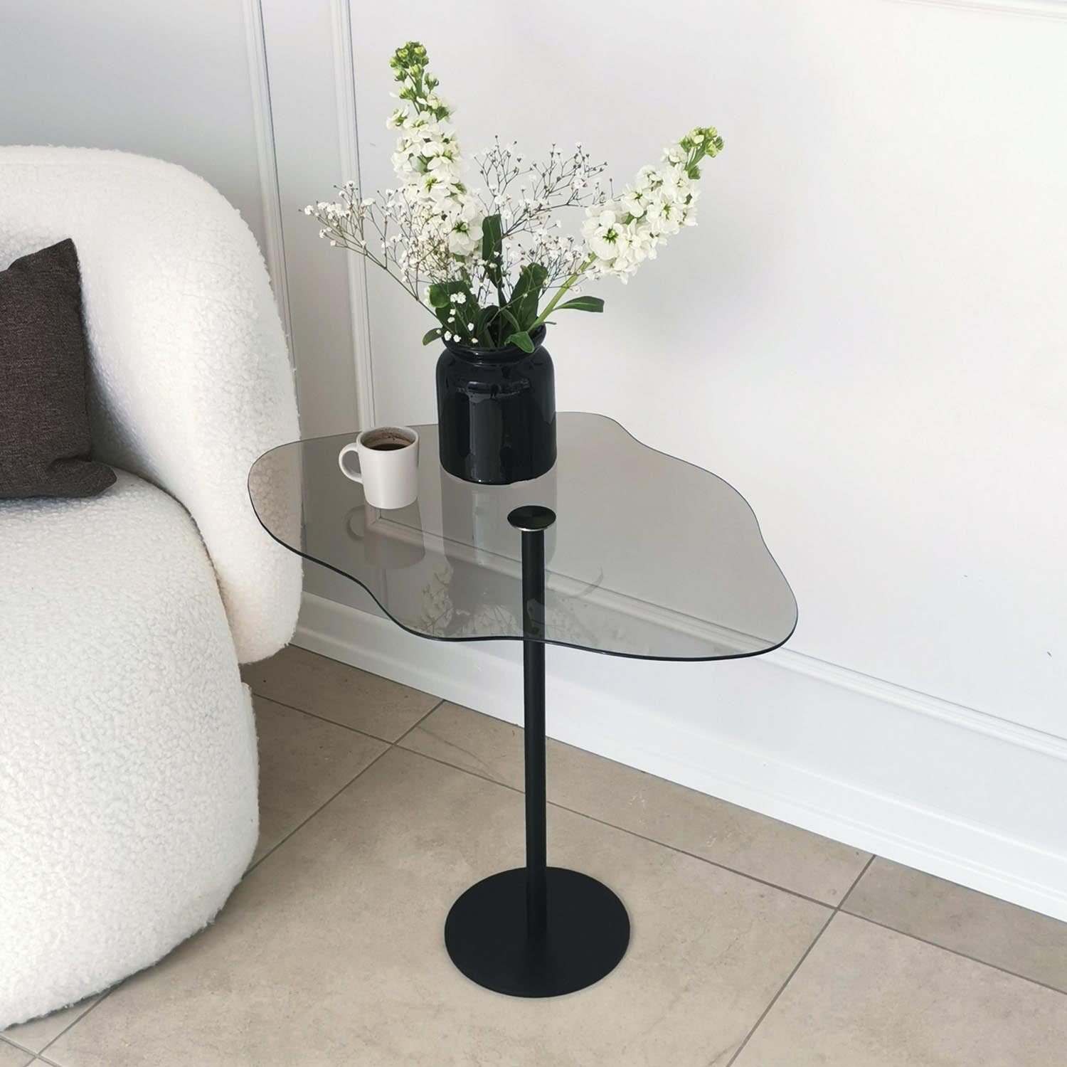Dior - Black in Schwarz präsentiert im Onlineshop von KAQTU Design AG. Beistelltisch ist von Hanah Home