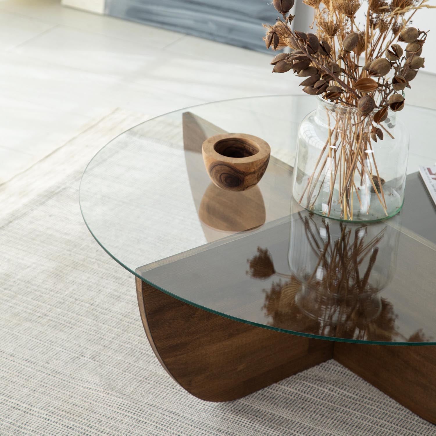 Lily Wood - Walnut in Walnuss präsentiert im Onlineshop von KAQTU Design AG. Beistelltisch ist von Hanah Home