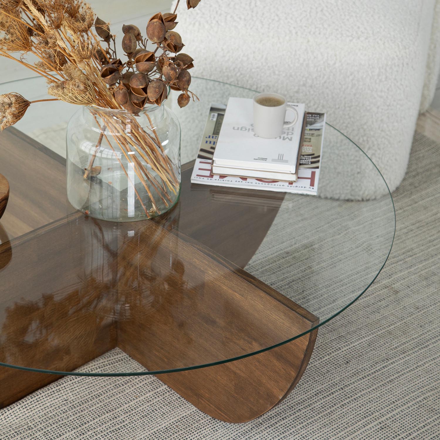 Lily Wood - Walnut in Walnuss präsentiert im Onlineshop von KAQTU Design AG. Beistelltisch ist von Hanah Home