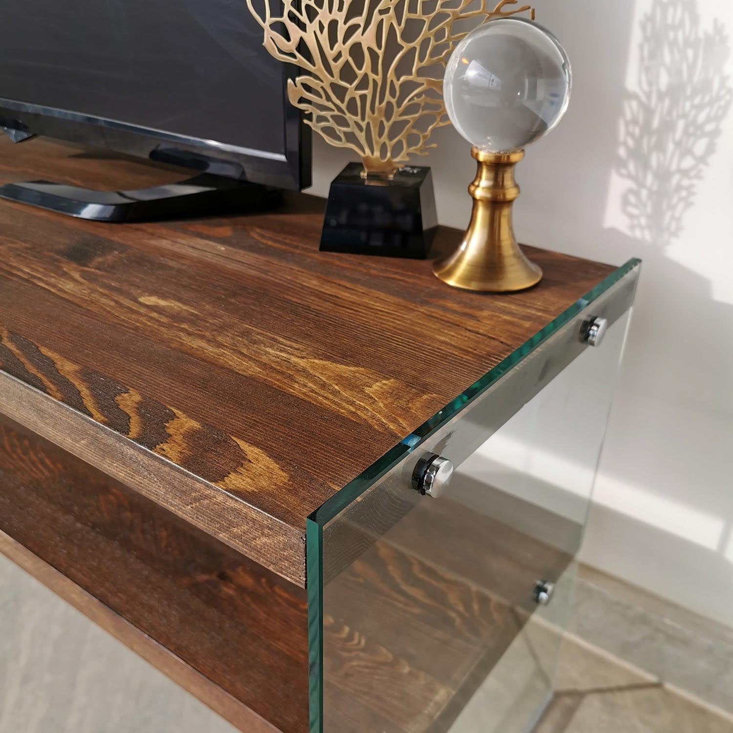 TV103 in Walnuss präsentiert im Onlineshop von KAQTU Design AG. Sideboard ist von Hanah Home
