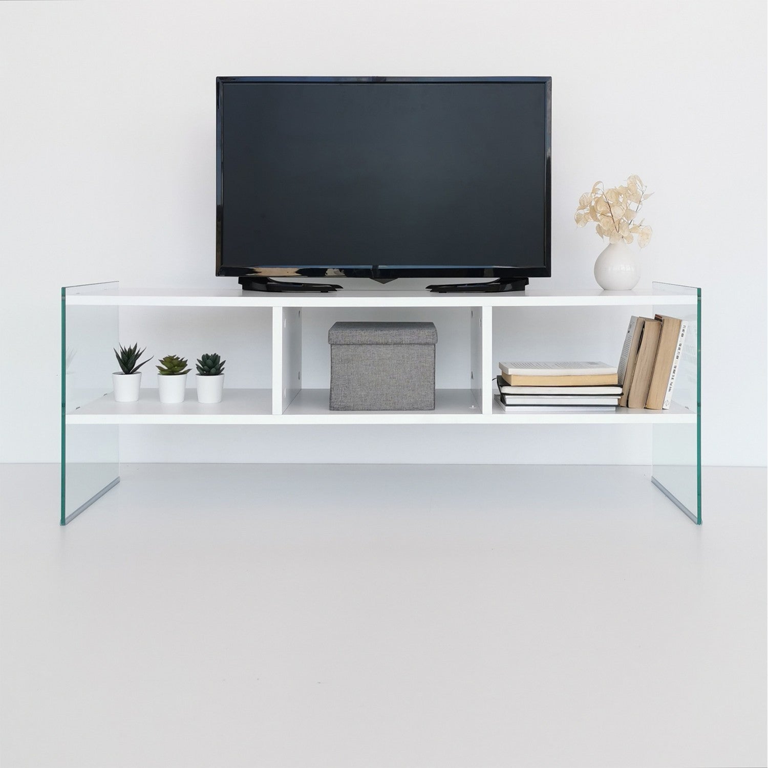 TV400 in Weiss präsentiert im Onlineshop von KAQTU Design AG. Sideboard ist von Hanah Home